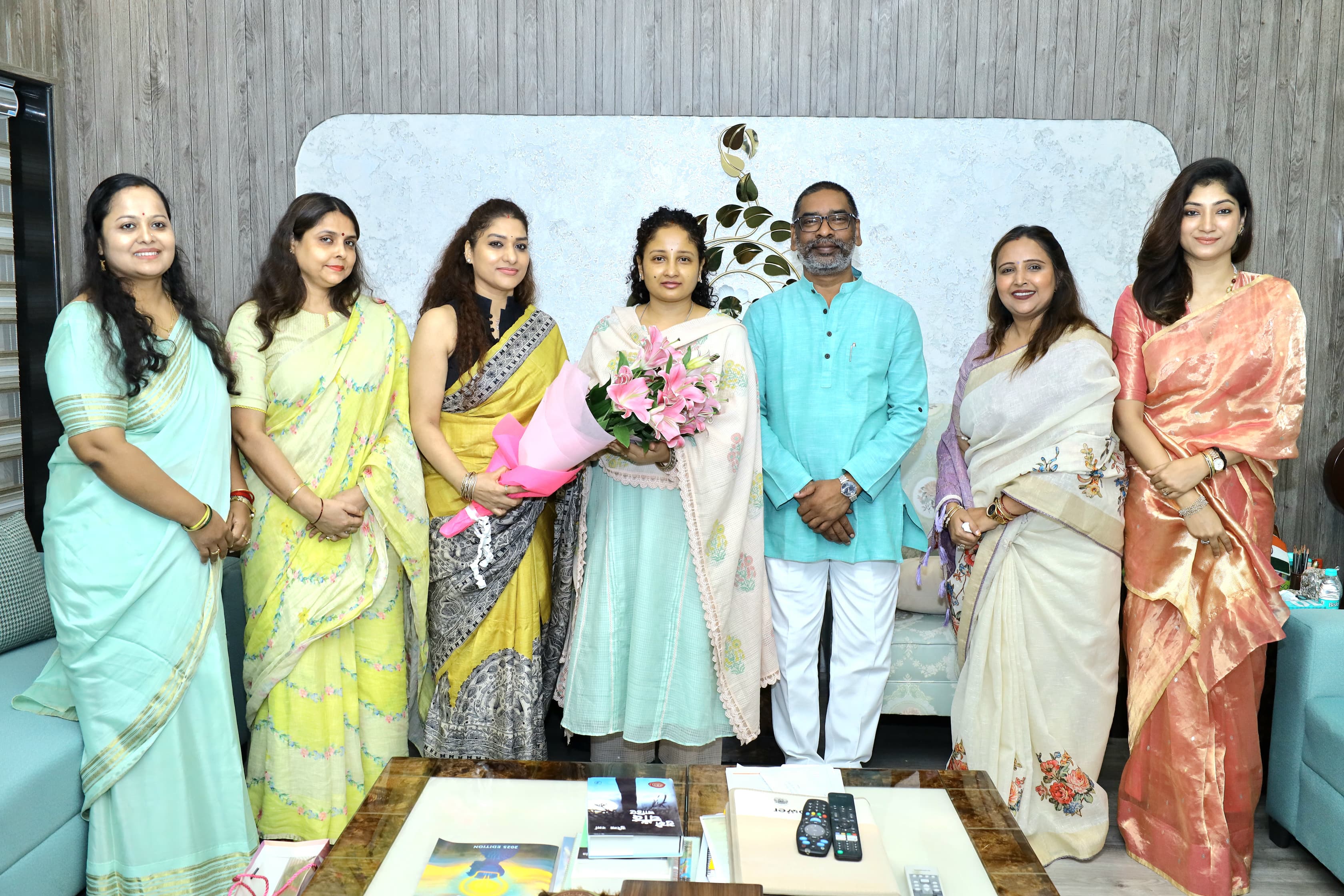 मुख्यमंत्री से मुलाकात करते जेसेवा का प्रतिनिधि मंडल