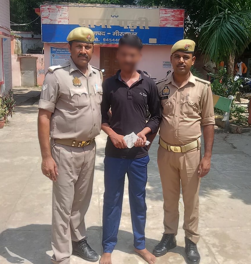 गिरफ्तार हिस्ट्रीशीटर के साथ पुलिस।