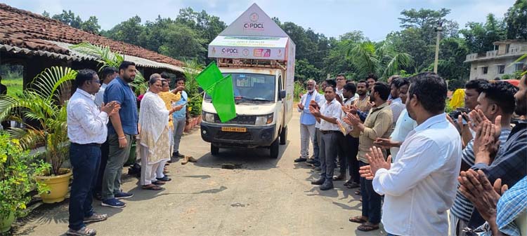 विधायक गोमती साय प्रधानमंत्री सूर्य घर मुफ्त बिजली योजना के प्रचार-प्रसार रथ को हरी झण्डी दिखाकर रवाना करती विधायक गोमती साय प्रधानमंत्री सूर्य घर मुफ्त बिजली योजना के प्रचार-प्रसार रथ को हरी झण्डी दिखाकर रवाना करती