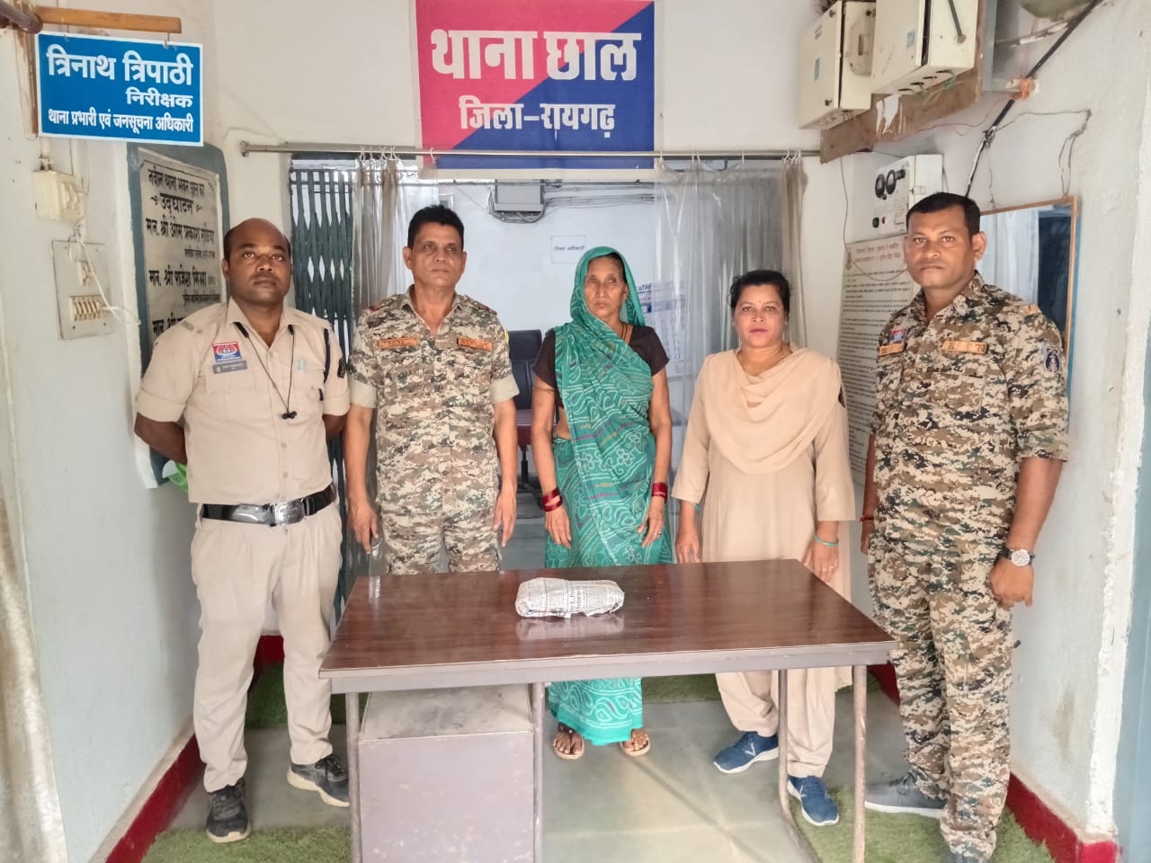 पुलिस के गिरफ्त में आरोपिया पुलिस के गिरफ्त में आरोपिया