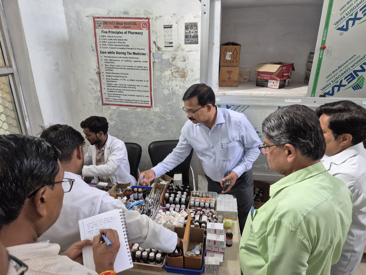 दवा कक्ष का निरीक्षण करते जिलाधिकारी दवा कक्ष का निरीक्षण करते जिलाधिकारी