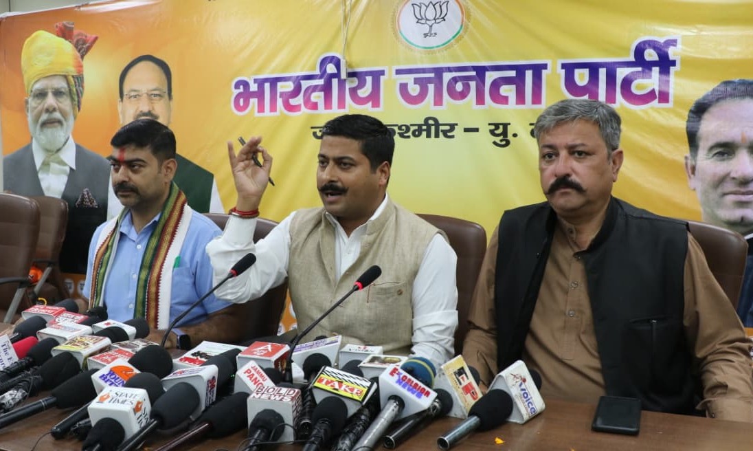 उमर अब्दुल्ला की नेशनल कॉन्फ्रेंस सरकार बेनकाब: श्रीनगर को पूरा फंड, जम्मू को अभी भी पूंजीगत व्यय का हिस्सा नहीं उमर अब्दुल्ला की नेशनल कॉन्फ्रेंस सरकार बेनकाब: श्रीनगर को पूरा फंड, जम्मू को अभी भी पूंजीगत व्यय का हिस्सा नहीं