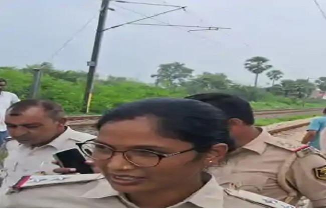 पटना-गया रेलखंड पर युवक-युवती के शव बरामदगी के मौके पर पुलिस पटना-गया रेलखंड पर युवक-युवती के शव बरामदगी के मौके पर पुलिस
