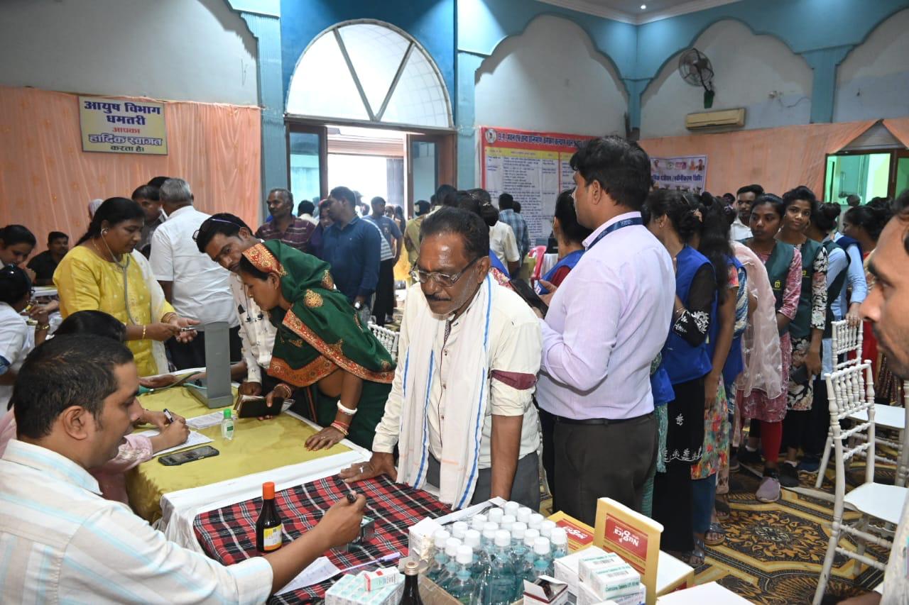 शिविर में जानकारी लेते हुए ग्रामीण।