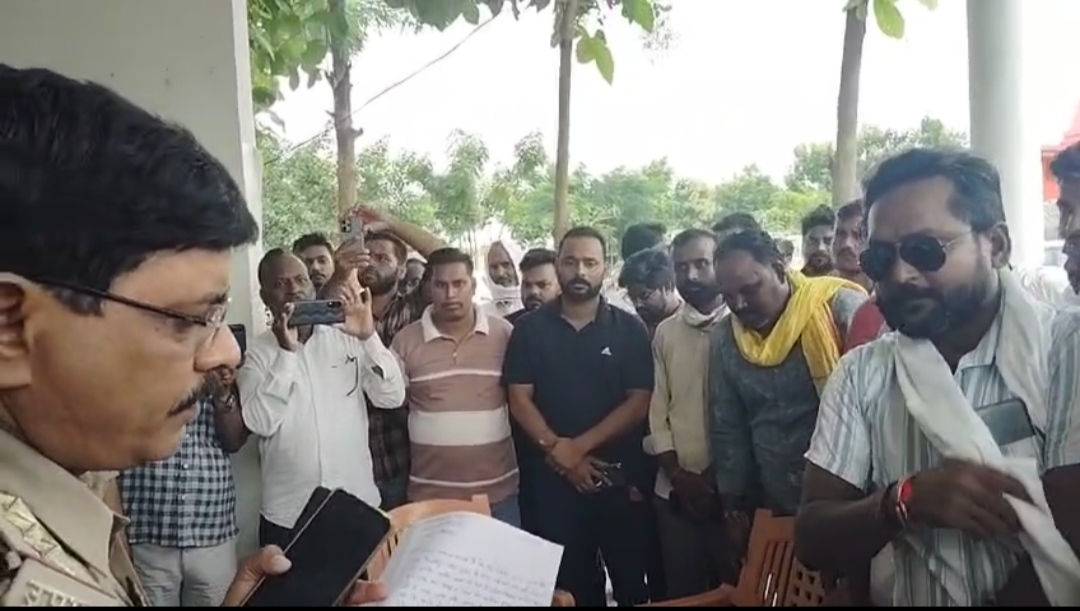 चुनार कोतवाल को  ज्ञापन देते गो हत्या से आक्रोशित लोग।