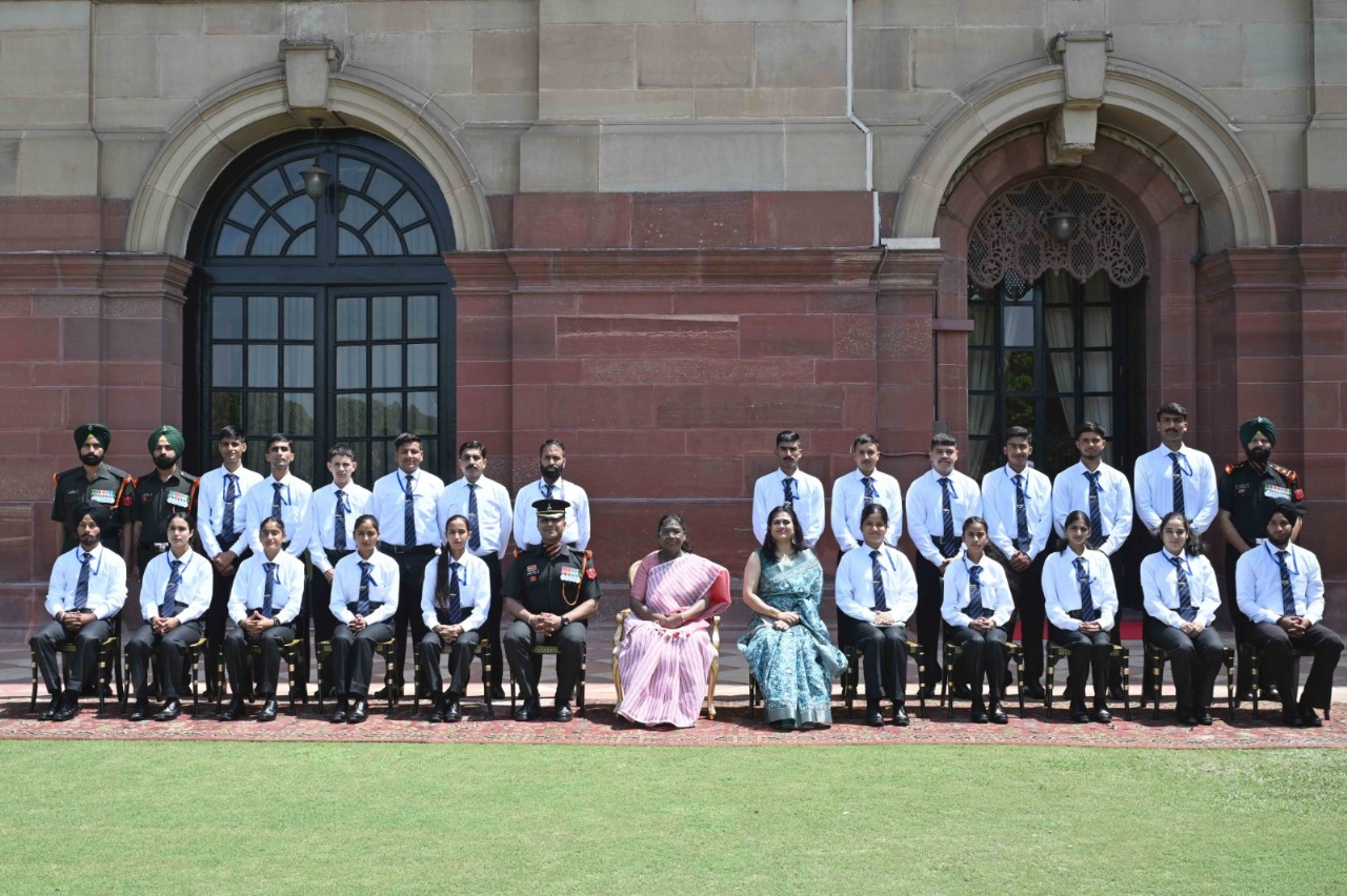 भारतीय सेना द्वारा आयोजित राष्ट्रीय एकता यात्रा के अंतर्गत भारत के राष्ट्रपति ने जम्मू और कश्मीर के छात्रों के साथ बातचीत की भारतीय सेना द्वारा आयोजित राष्ट्रीय एकता यात्रा के अंतर्गत भारत के राष्ट्रपति ने जम्मू और कश्मीर के छात्रों के साथ बातचीत की