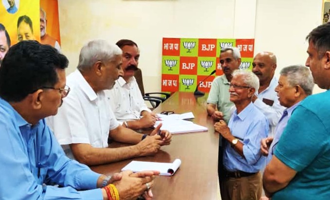 शाम लाल शर्मा ने भाजपा मुख्यालय में जन शिकायत शिविर लगाया शाम लाल शर्मा ने भाजपा मुख्यालय में जन शिकायत शिविर लगाया