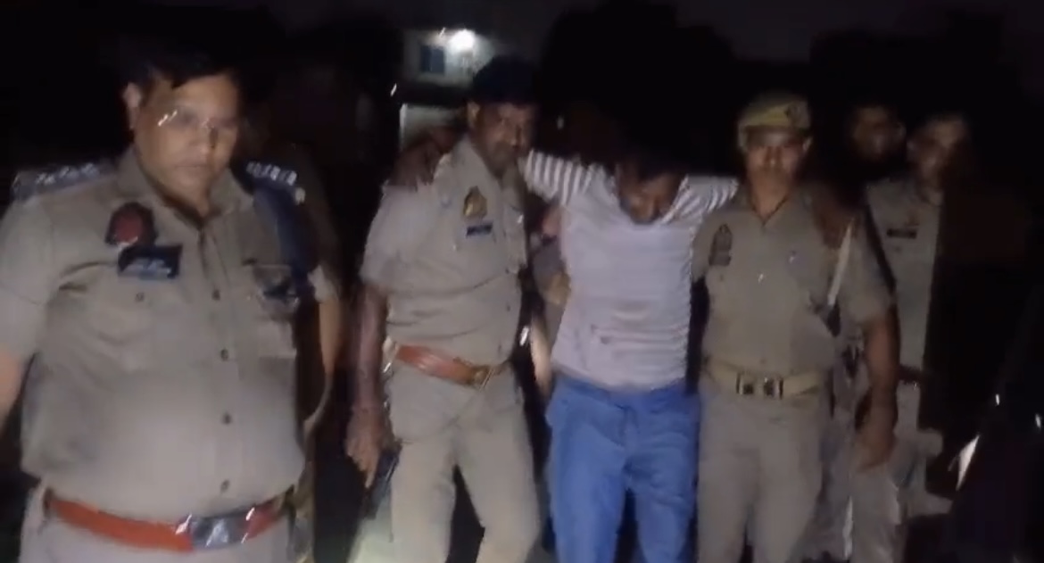 पुलिस मुठभेड़ के दौरान पकड़े गए हत्याकांड के आरोपी शेखर को घायल अवस्था में ले जाती पुलिस टीम।