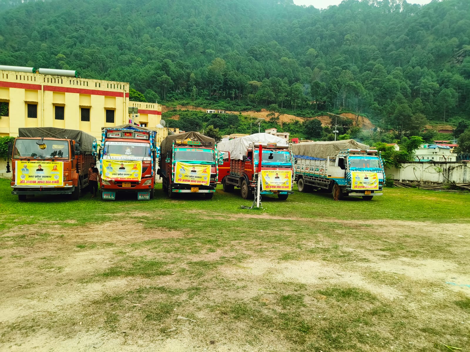 रुद्रप्रयाग पहुंची यूपी से राहत सामग्री।
