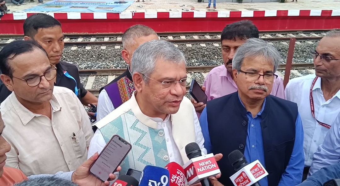 पत्रकारों को संबोधित करते रेलवे मंत्री