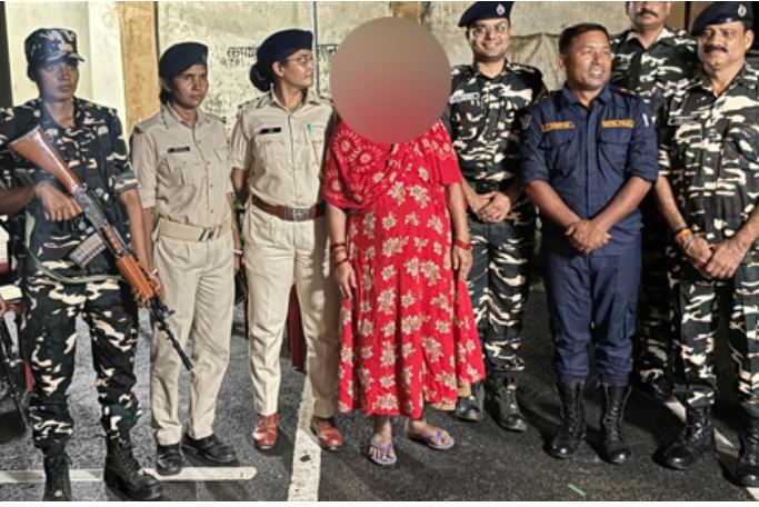 महिला कैदी के साथ पुलिस और एसएसबी जवान
