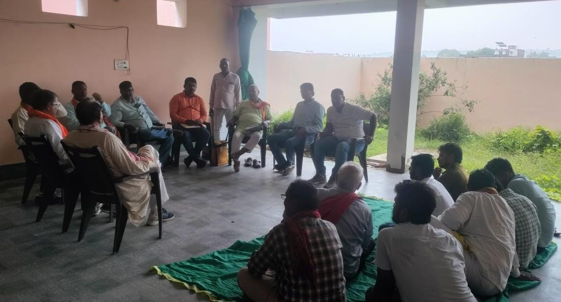भावा बाजार में बैठक करते भारतीय किसान संघ के सदस्य। भावा बाजार में बैठक करते भारतीय किसान संघ के सदस्य।