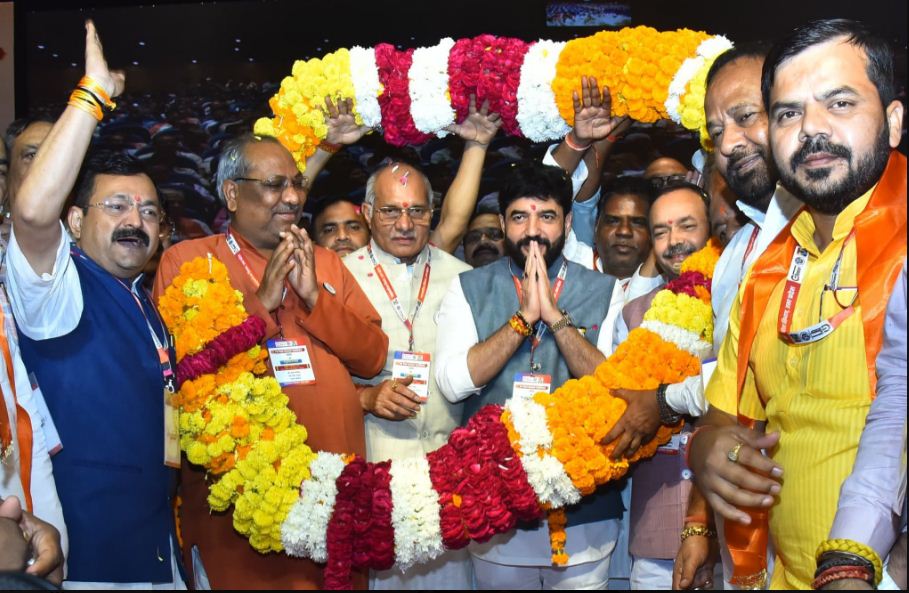 केन्द्रीय मंत्री मुरलीधर मोहोल का स्वागत करते प्रदेश सरकार के मंत्रीगण केन्द्रीय मंत्री मुरलीधर मोहोल का स्वागत करते प्रदेश सरकार के मंत्रीगण
