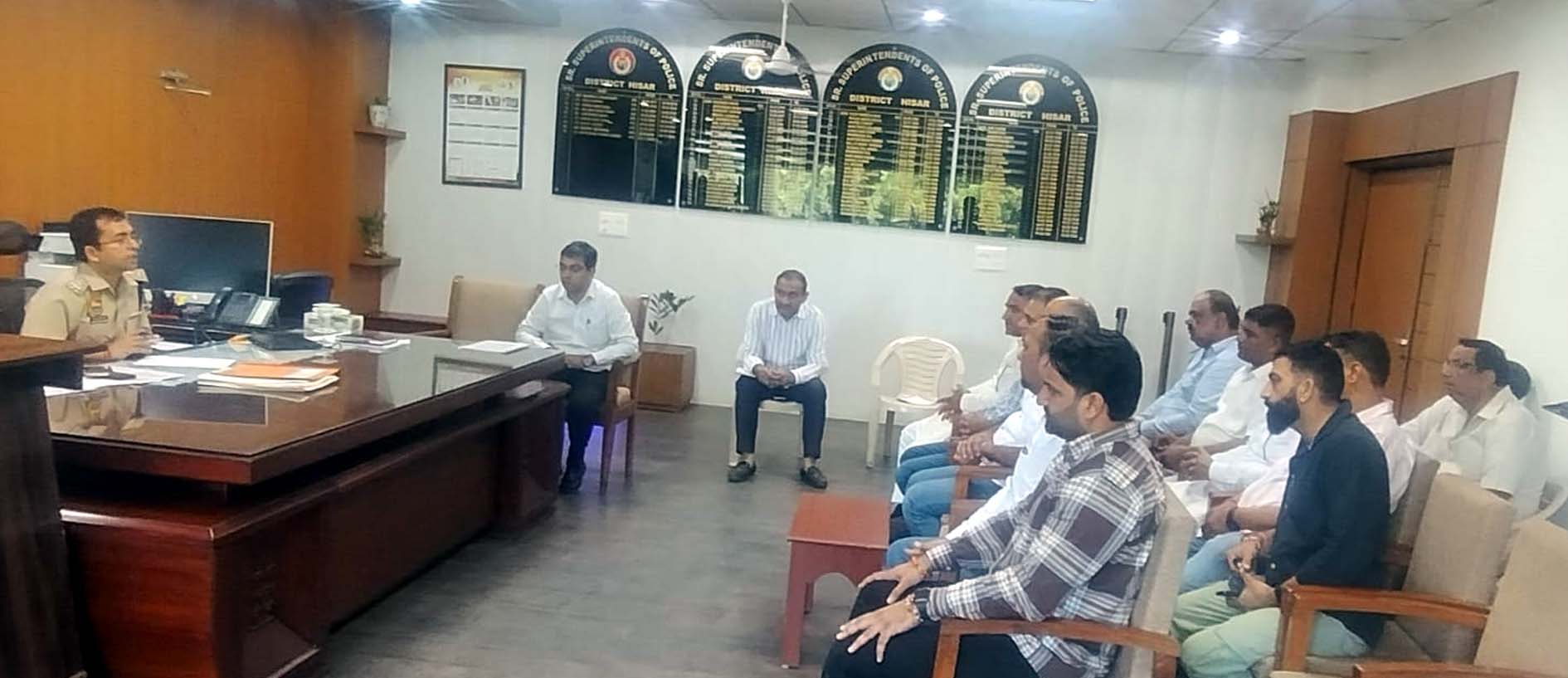 शराब ठेकेदारों से बैठक करते पुलिस अधीक्षक शशांक कुमार सावन। शराब ठेकेदारों से बैठक करते पुलिस अधीक्षक शशांक कुमार सावन।