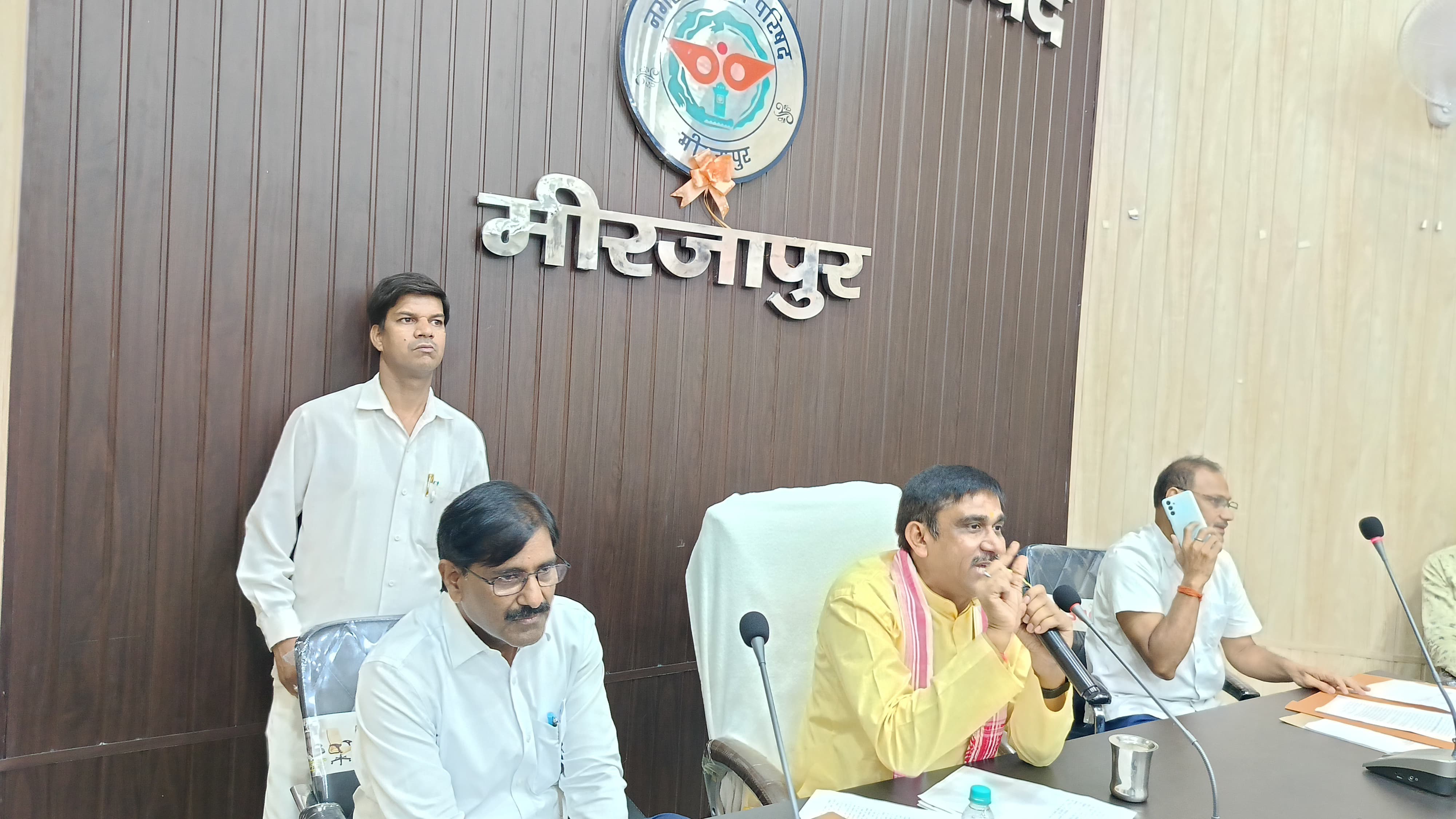 छत्रपति शिवाजी हाल में बैठक करते नपाध्यक्ष श्यामसुंदर केशरी । छत्रपति शिवाजी हाल में बैठक करते नपाध्यक्ष श्यामसुंदर केशरी ।