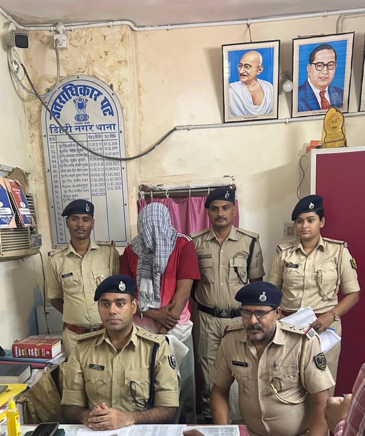 प्रेस वार्ता करते एसडीपीओ प्रेस वार्ता करते एसडीपीओ