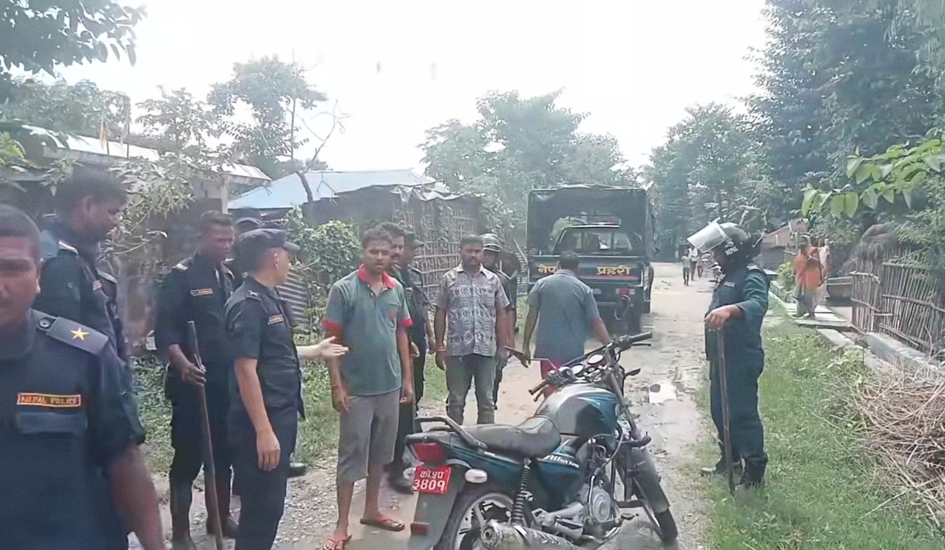 अररिया फोटो:जोगबनी से सटे नेपाल के इलाके से लूटी गई मोटरसाइकिल की बरामदगी अररिया फोटो:जोगबनी से सटे नेपाल के इलाके से लूटी गई मोटरसाइकिल की बरामदगी