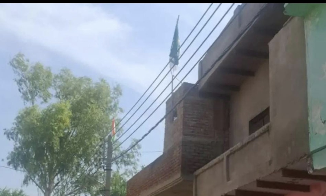 तिरंगे से ऊंचे लगाए धार्मिक झंडे