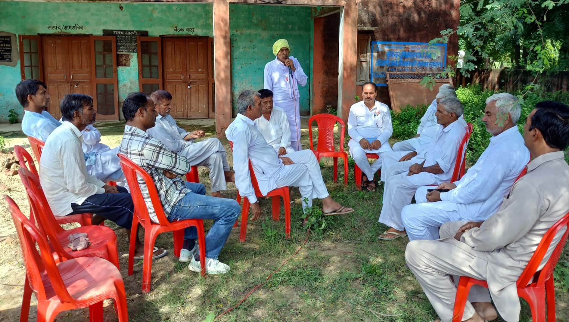 गांवों में दौरे करते किसान सभा नेता।