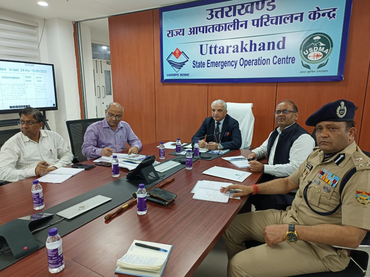 एनडीएमए के विभागाध्यक्ष राजेंद्र सिंह उत्तराखंड में आपदा राहत और पुनःनिर्माण कार्यों की समीक्षा करते।