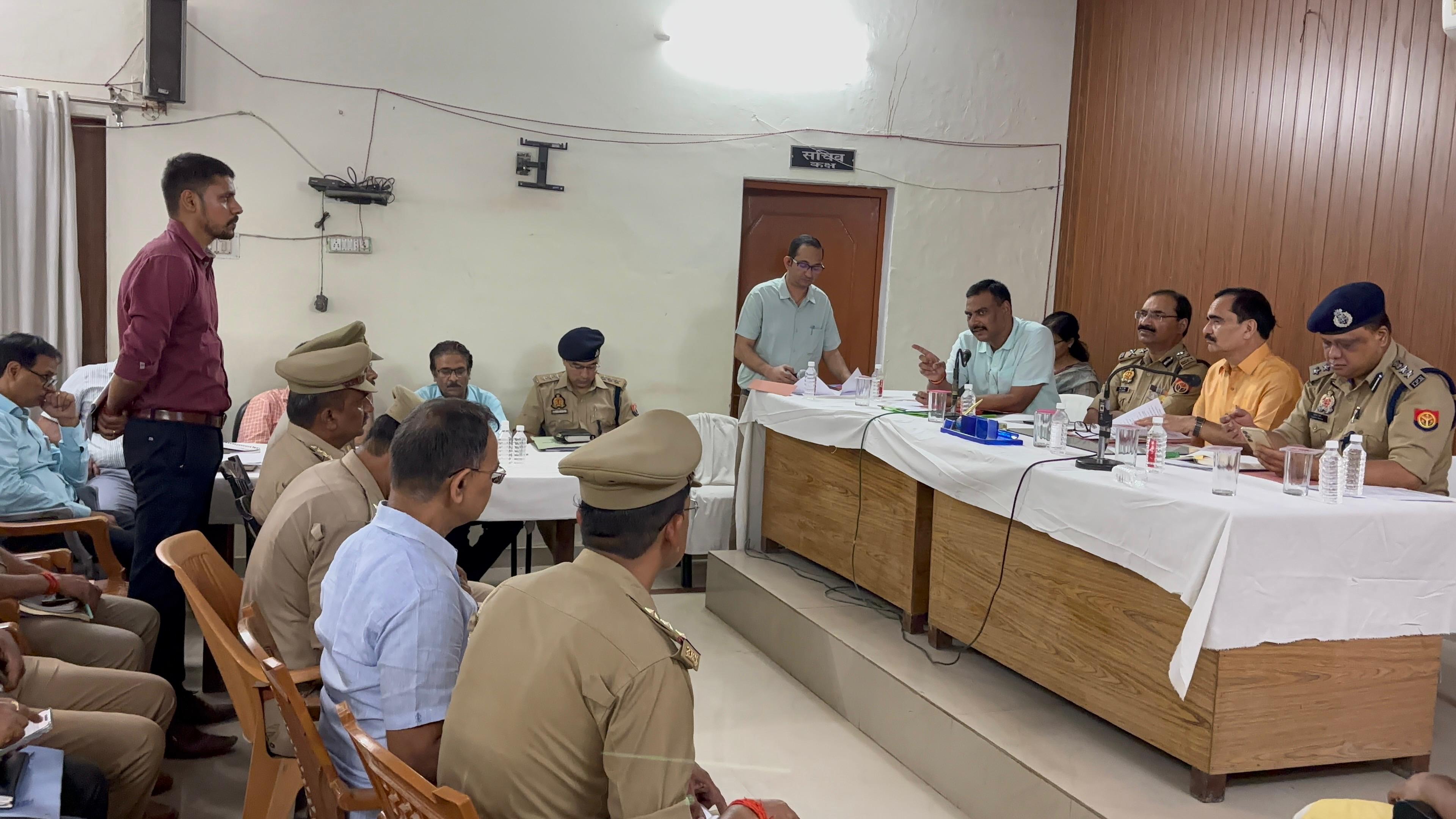 विंध्याचल प्रशासनिक भवन में उच्चस्तरीय बैठक करते उच्चाधिकारी।