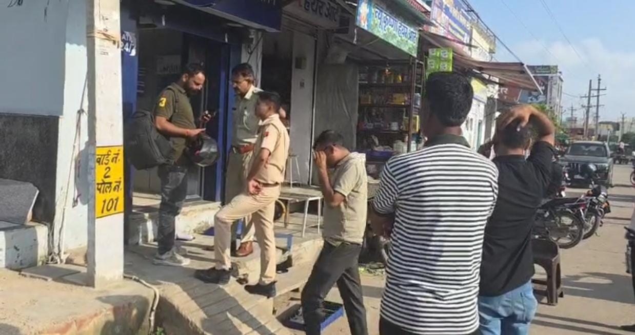 एटीएम पर जांच करती पुलिस। एटीएम पर जांच करती पुलिस।