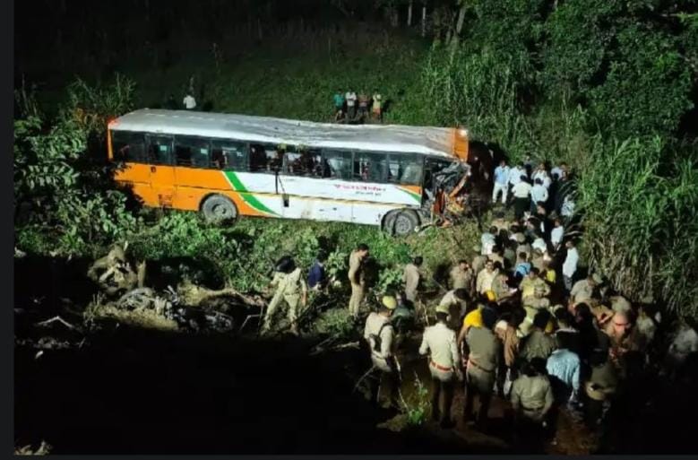 खाई में गिरी बस, मौके भीड़