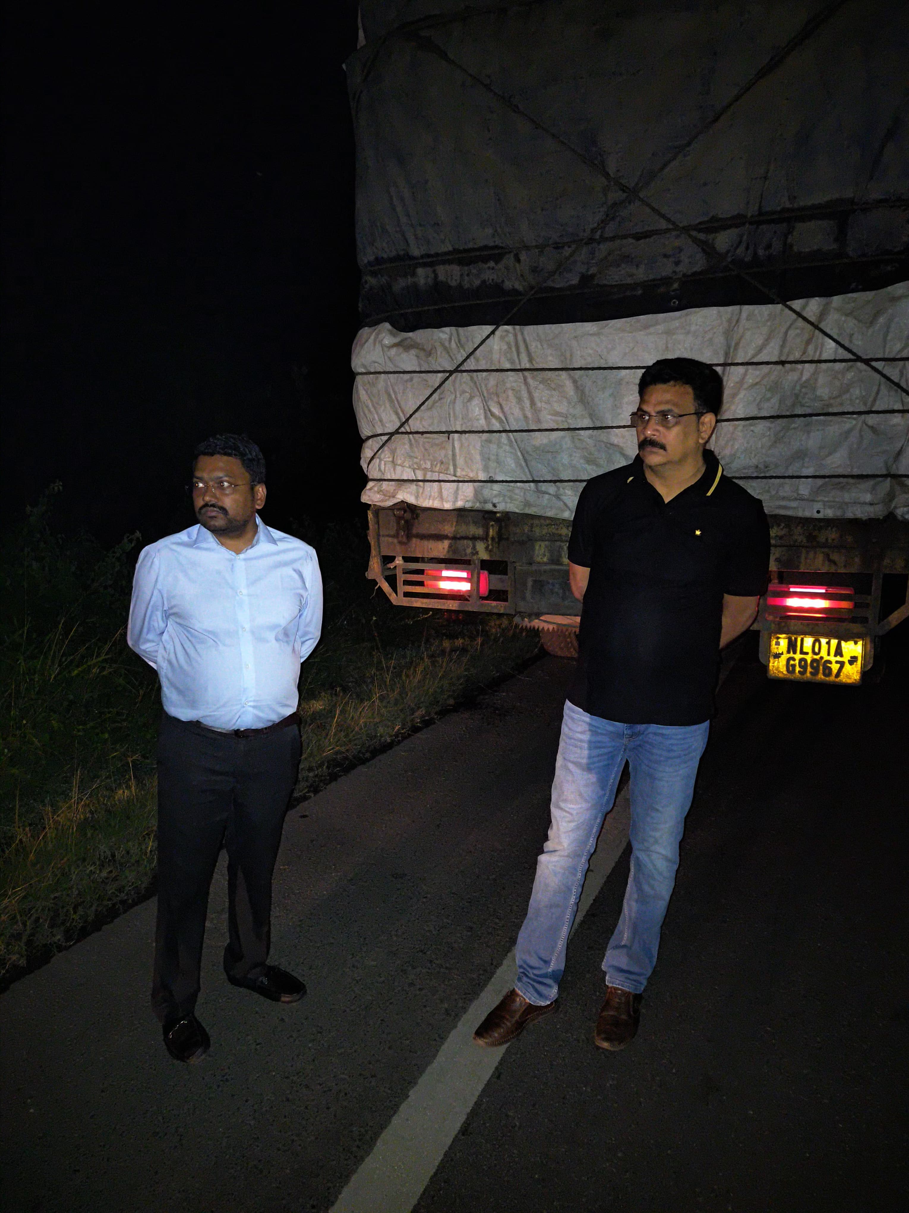 जांच करते अधिकारी जांच करते अधिकारी