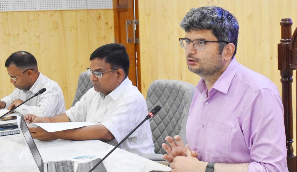 आपदा प्रभावित क्षेत्रों की समीक्षा बैठक लेते हुए डीएम संदीप तिवारी।