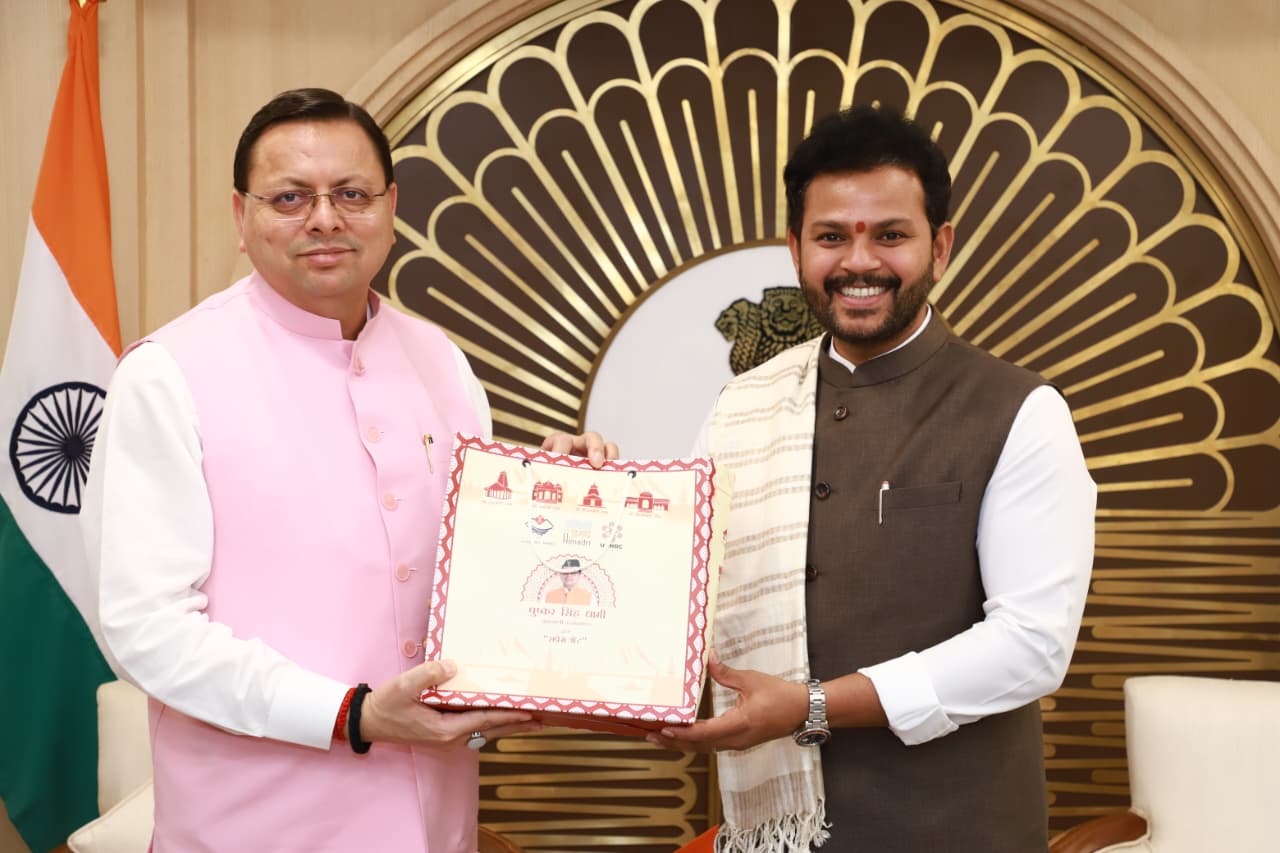 मुख्यमंत्री पुष्कर सिंह धामी शुक्रवार को नई दिल्ली में केंद्रीय नागरिक उड्डयन मंत्री किंजरापु राममोहन नायडू से भेंट करते।