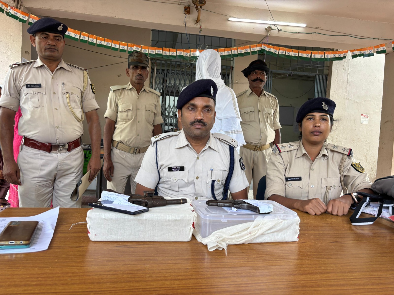 बरामद पिस्टल व गिरफ्तार अपराधी