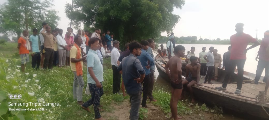चुनार के लल्ली की मड़ई स्थित जरगो नदी में डूबे किसान की सूचना पर जुटी भीड़