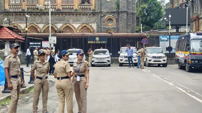 फोटो: बम धमाके की धमकी के बाद बॉम्बे हाईकोर्ट परिसर में तैनात पुलिसकर्मी
