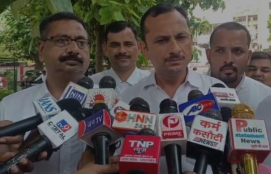 मीडिया को बातचीत करते बार महामंत्री अमित सिंह