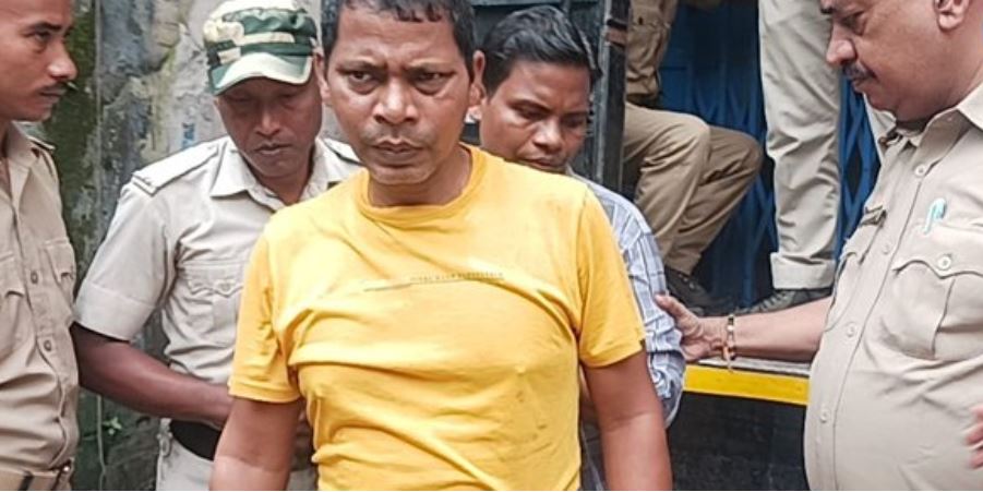 गिरफ्तार आरोपितों को अदालत ले जाती पुलिस 