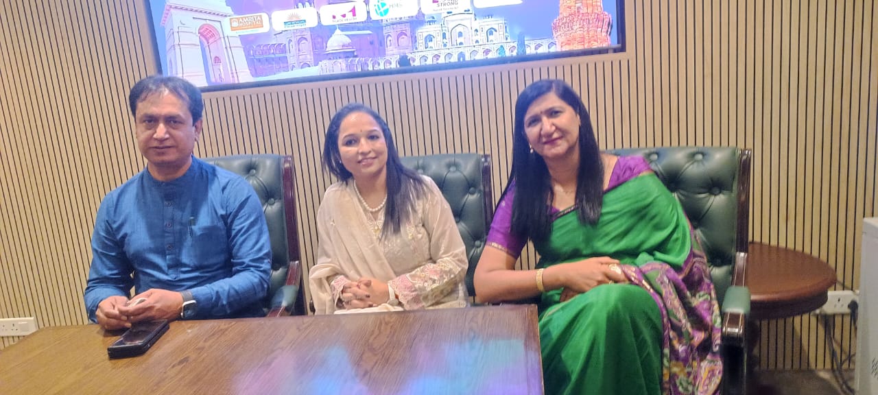 भारतीय फिजियोथेरेपिस्ट संघ के अध्यक्ष संजीव झा,  आईएपी महिला प्रकोष्ठ की प्रमुख डा. रूचि वार्ष्णेय, डट पूजा सेठी