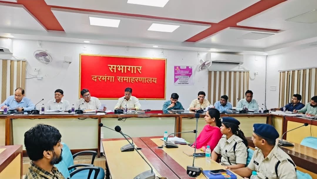 दरभंगा: अधिकारियों की चुनाव तैयारी मीटिंग की तस्वीर। दरभंगा: अधिकारियों की चुनाव तैयारी मीटिंग की तस्वीर।