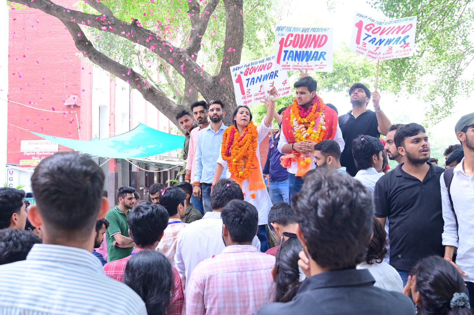 डूसू चुनाव में अभाविप के उम्मीदवार प्रचार करते हुए। डूसू चुनाव में अभाविप के उम्मीदवार प्रचार करते हुए।