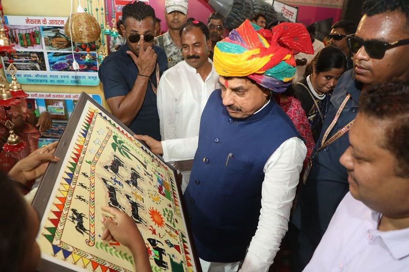 लाडली बहना सम्मेलन में प्रदर्शनियों का अवलोकन