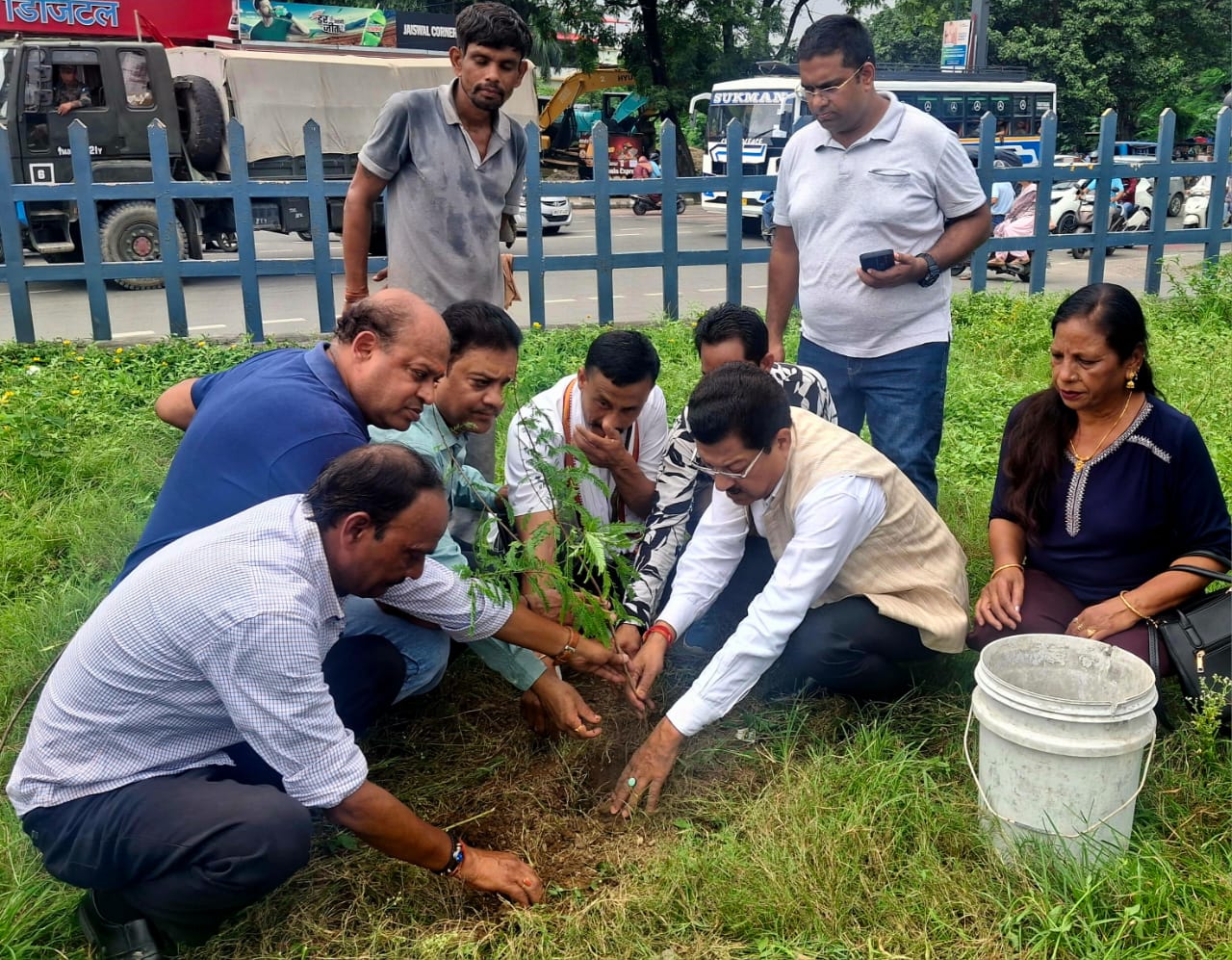 पौधरोपण करते कांग्रेस कार्यकर्ता। पौधरोपण करते कांग्रेस कार्यकर्ता।