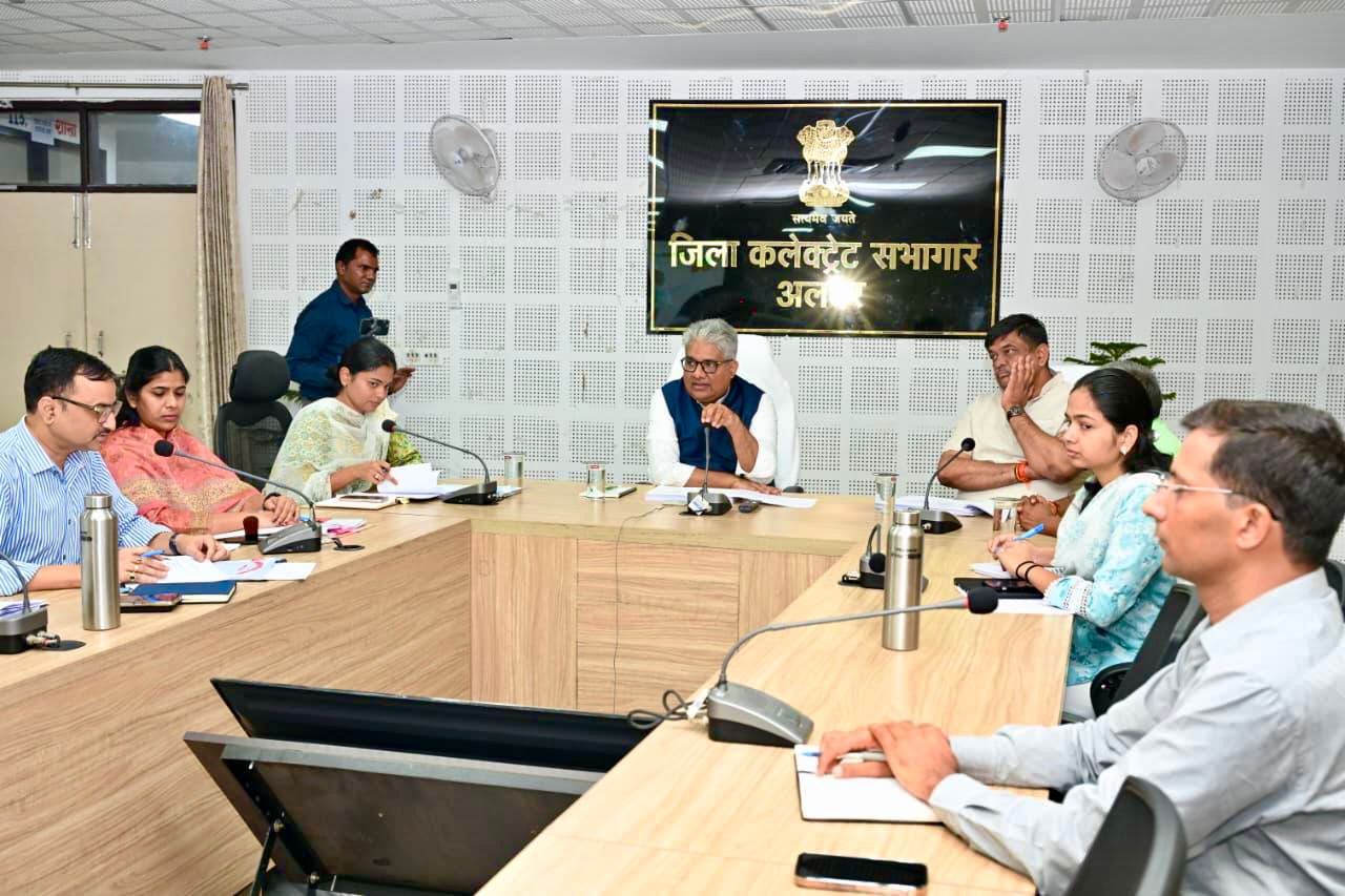 अलवर। मिनी सचिवालय में अधिकारियो की बैठक लेते केंद्रीय मंत्री। अलवर। मिनी सचिवालय में अधिकारियो की बैठक लेते केंद्रीय मंत्री।