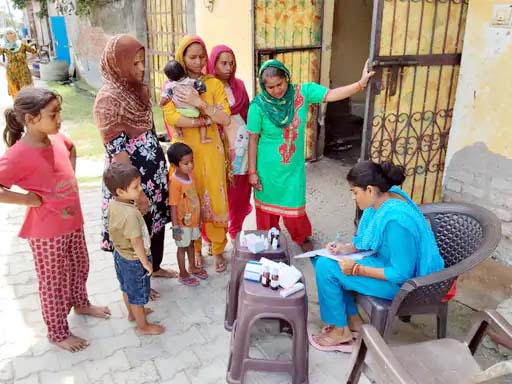 फरीदाबाद में बाढ़ प्रभावित एरिया में स्वास्थ्य विभाग की टीम जांच करते हुए। फरीदाबाद में बाढ़ प्रभावित एरिया में स्वास्थ्य विभाग की टीम जांच करते हुए।