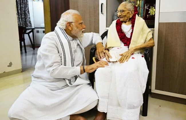 पीएम मोदी और उनकी मां की फाइल फोटो