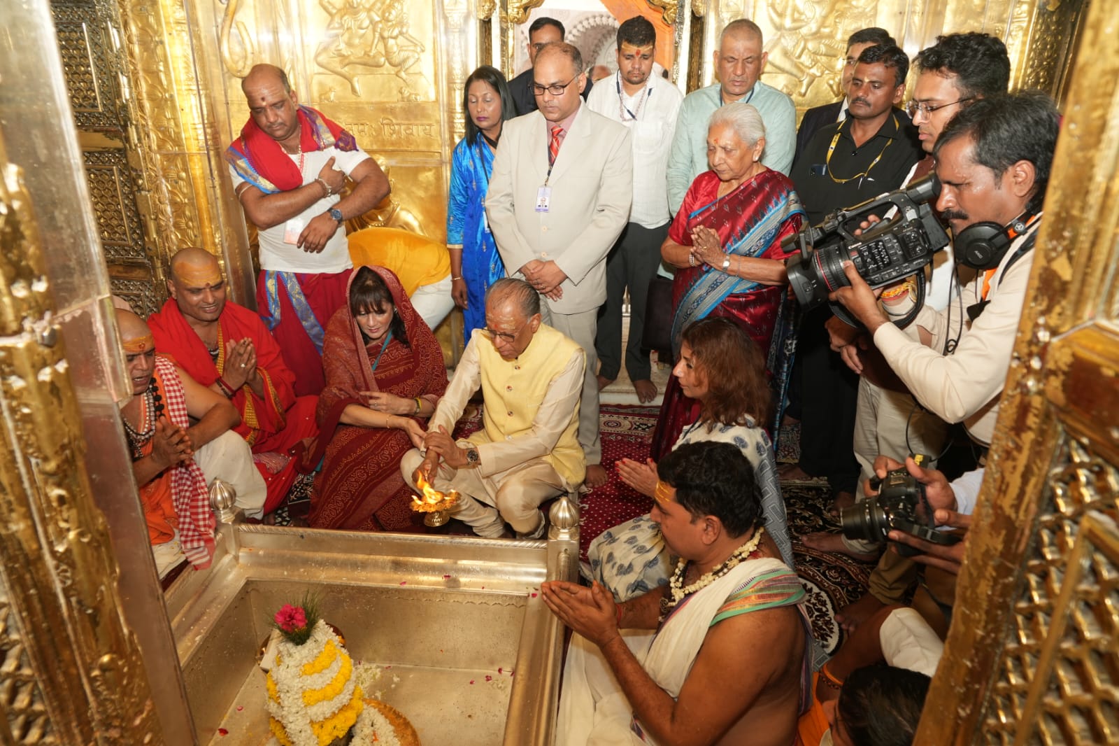 काशी विश्वनाथ मंदिर मे प्रधानमंत्री रामगुलाम काशी विश्वनाथ मंदिर मे प्रधानमंत्री रामगुलाम