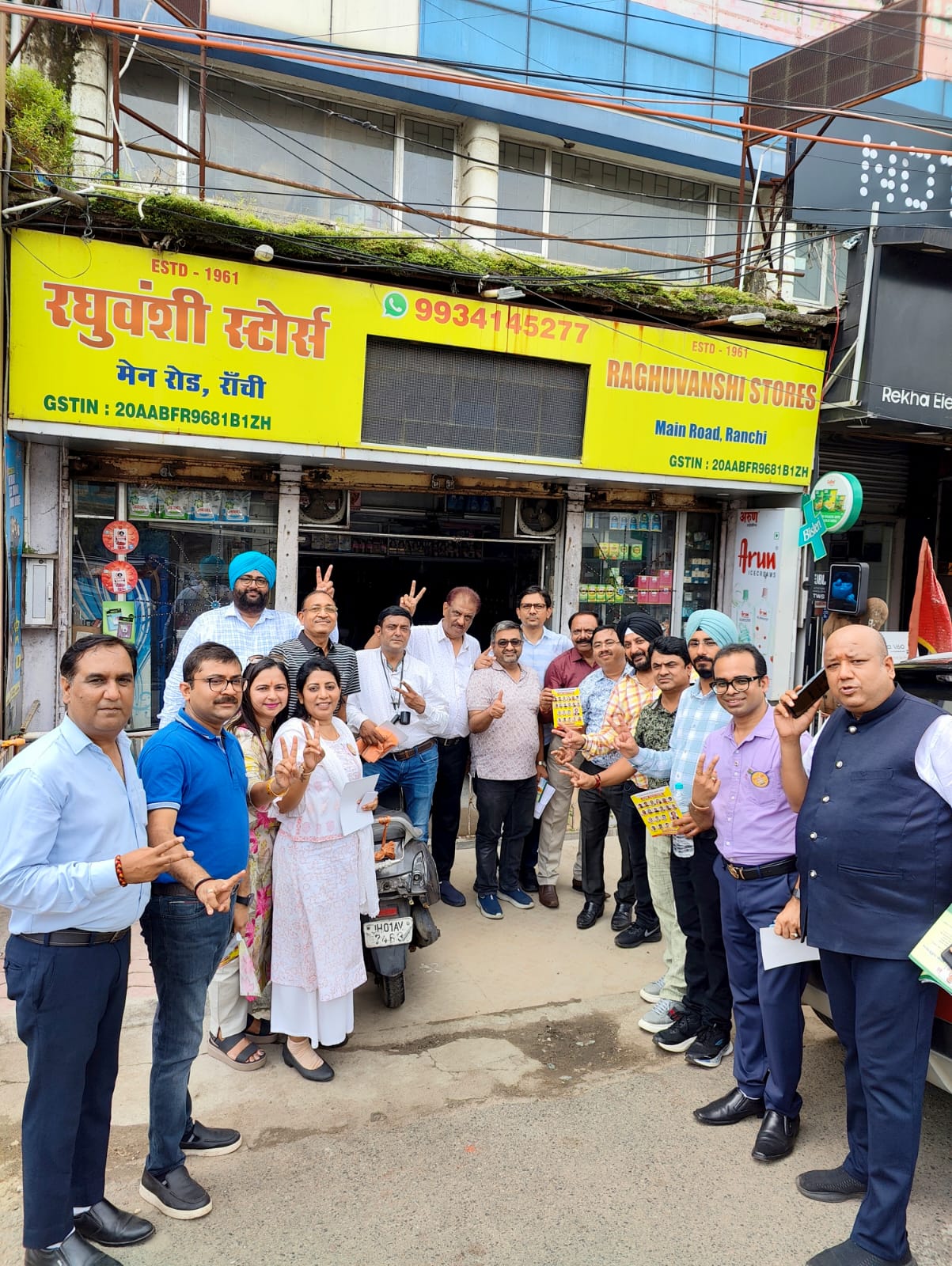 पदयात्रा के दौरान तुलसी पटेल समेत टीम पदयात्रा के दौरान तुलसी पटेल समेत टीम