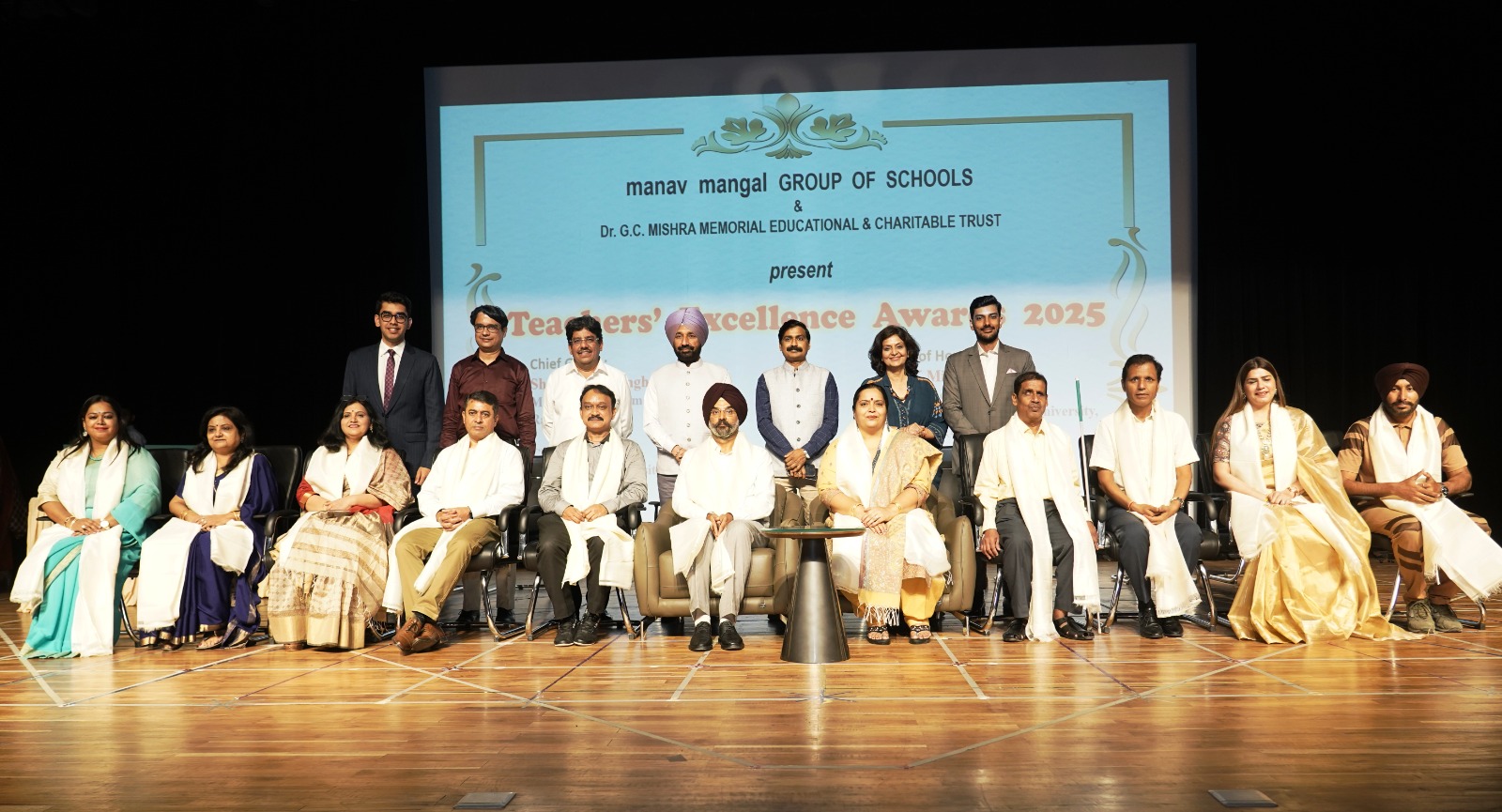 राज्य सभा सांसद एवं शिक्षा विद सतनाम संधू शिक्षकों के साथ