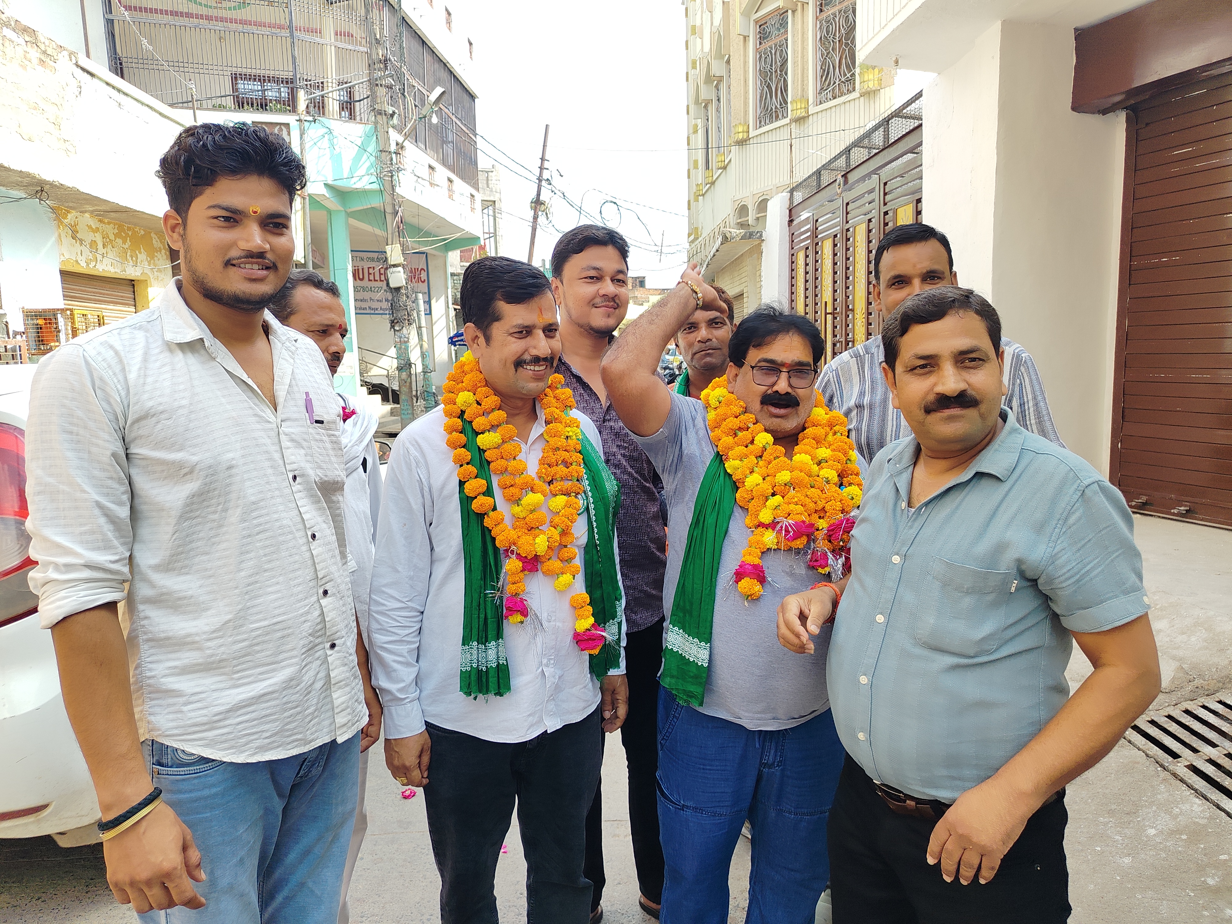 फोटो - स्वागत करते लोग फोटो - स्वागत करते लोग