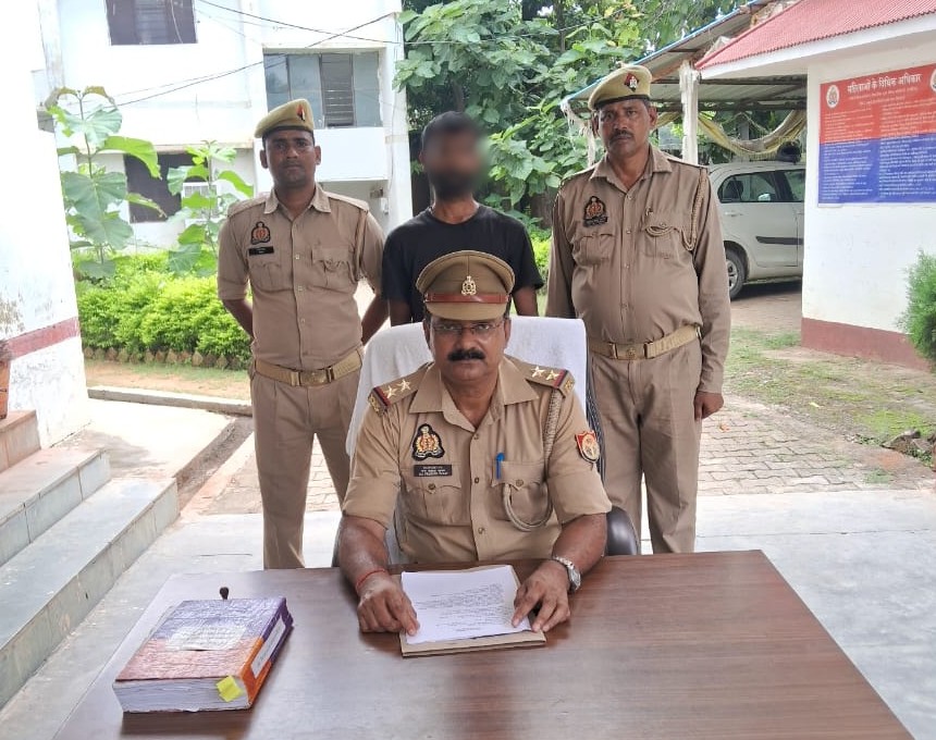 गिरफ्तार गैंगस्टर के साथ पुलिस।