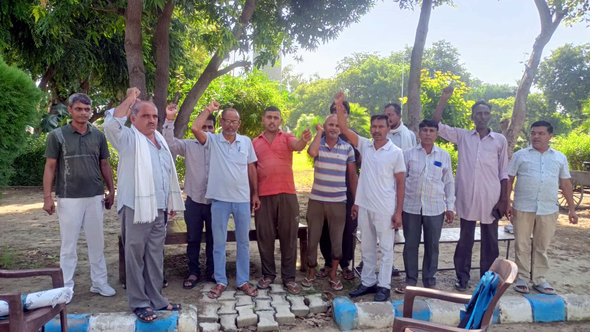 गेट मीटिंग के दौरान नारेबाजी करते कर्मचारी।