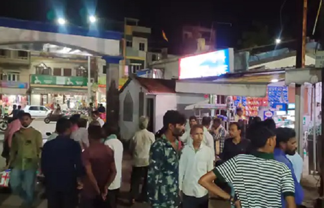 अस्पताल में जुटी भीड़ की तस्वीर अस्पताल में जुटी भीड़ की तस्वीर